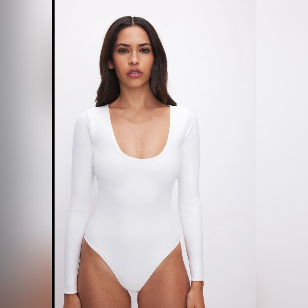 Good American Women’s White Long Sleeve Bodysuit Scoop Neck Stretch. HL342